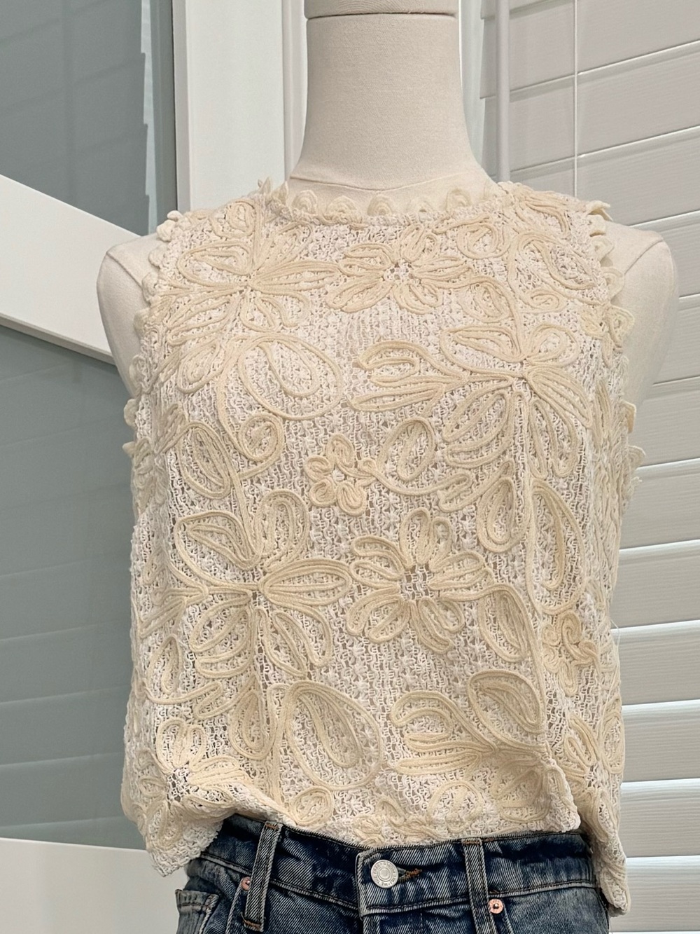 NWT Solitaire Artisan Crochet Floral Sleeveless Boho Top Cream S